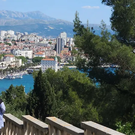 Romana With A Spacious Terrace 公寓 *