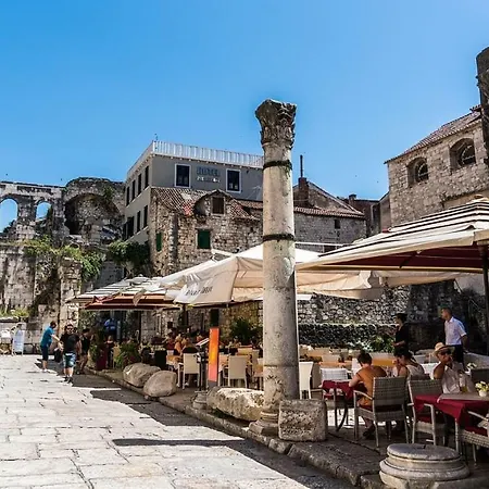 Romana With A Spacious Terrace Lejlighed Split