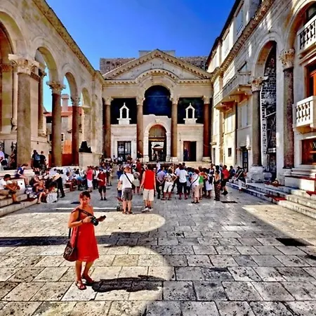 Romana With A Spacious Terrace Lägenhet *