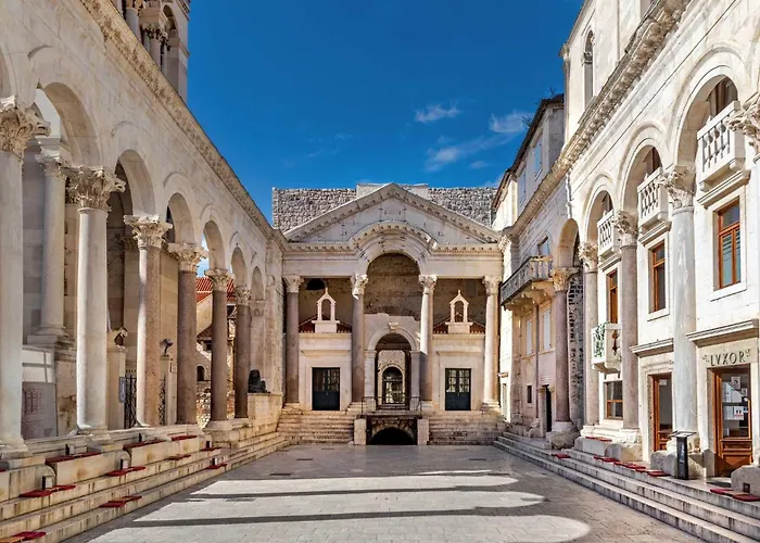 Romana With A Spacious Terrace Apartamento Split