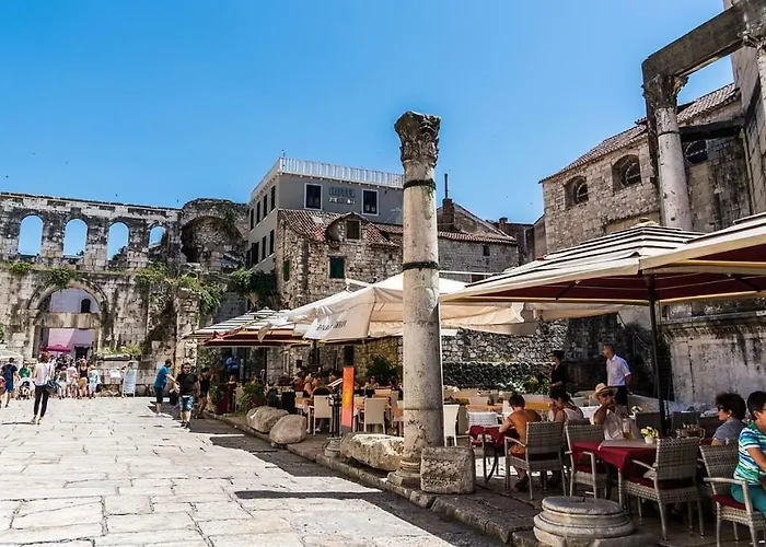 Romana With A Spacious Terrace Apartamento Split