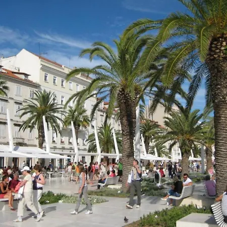 Romana With A Spacious Terrace Apartmán Split