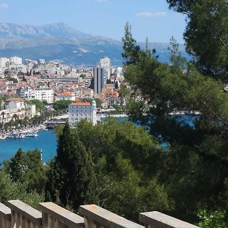Romana With A Spacious Terrace Apartment