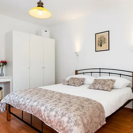 Romana With A Spacious Terrace Apartment