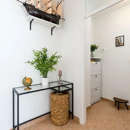 Romana With A Spacious Terrace Σπλιτ