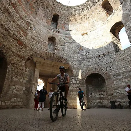 Romana With A Spacious Terrace Apartamento